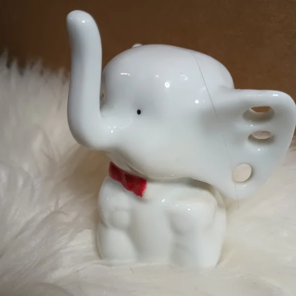 vintage elephant earrings holder trunk up for good luck! - Picture 1 of 6